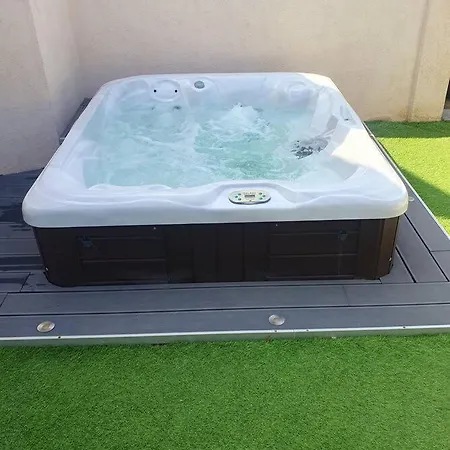 Joli De 3 Climatise Avec Jacuzzi Holiday home Marignane